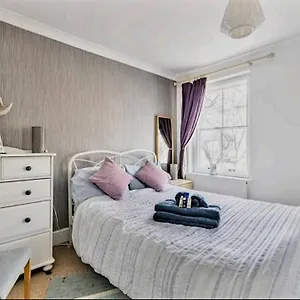 The Mews - Less Than 1km To Centre - Stadium - Castle - 10 Min Walk Guest house